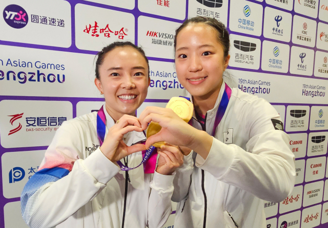 지난 2일 중국 항저우 궁수 캐널 스포츠파크 체육관에서 열린 항저우 아시안게임 탁구 여자 복식에서 금메달을 딴 한국 전지희와 신유빈(오른쪽)이 공동취재구역에서 메달을 들며 포즈를 취하고 있다. 신유빈은 대한체육회의 한국 대표팀 투혼상 수상자로 선정되기도 했다. 연합뉴스
