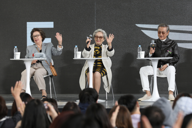 영화 ‘소풍’으로 BIFF 야외무대인사를 한 나문희, 김영옥, 박근형 배우. 안지현 인턴기자