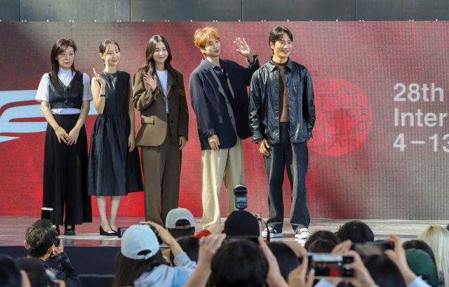 영화 ‘세기말의 사랑’로 BIFF 야외무대인사에 나선 임선애 감독(왼쪽)과 이유영, 임선우, 문동혁, 김기리 배우. 황예찬 인턴기자