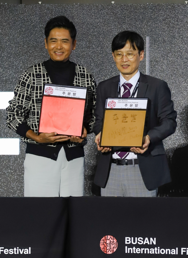 영화의전당 야외무대에서 열린 부산국제영화제(BIFF) 오픈 토크에 참석한 주윤발 배우(왼쪽)와 남동철 BIFF 수석 프로그래머(오른쪽). 오픈 토크와 함께 ‘핸드 프린팅 행사’가 펼쳐졌다. 안지현 인턴기자