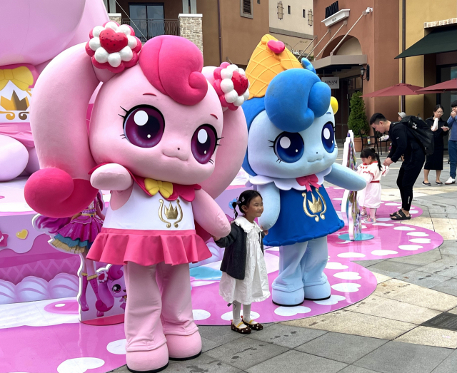 신세계사이먼 부산 프리미엄 아울렛은 22일까지 인기 애니메이션 ‘캐치! 티니핑’의 캐릭터를 활용한 ‘디저트 티니핑 페스타’를 연다. 행사 첫 주말인 지난 7일 티니핑과 사진을 찍기 위해 중앙 광장과 팝업 스토어에는 인파가 몰렸다. 신세계사이먼 부산 프리미엄 아울렛 제공