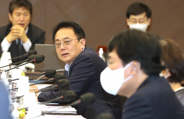 법 개정과 별도로 KDB산업은행 부산 이전 관련 행정절차를 마무리하겠다던 부산 국민의힘이 입장을 번복해 논란을 자초했다. 국민의힘 부산시당 산업은행 부산이전 추진단장 김희곤 의원. 부산일보DB