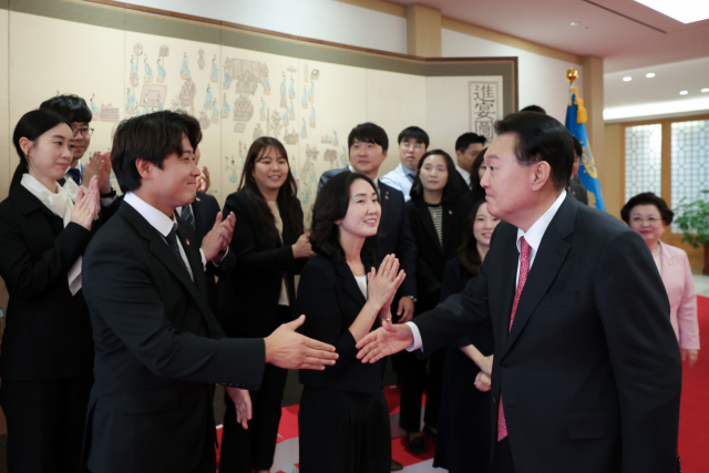 윤석열 대통령이 지난 6일 대통령실 청사에서 열린 '교원과의 대화'에서 교사들과 악수하고 있다. 대통령실 제공