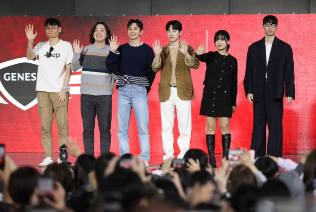 OTT 시리즈 ‘거래’로 BIFF 야외무대인사에 나선 감독과 배우들. 안지현 인턴기자