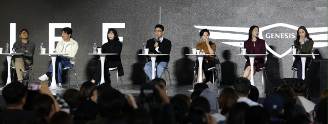 영화의전당 야외무대에서 열린 부산국제영화제(BIFF) 오픈 토크에 참석한 영화 ‘거미집’ 팀. BIFF 올해의 호스트인 배우 송강호도 참석헀다. 안지현 인턴기자