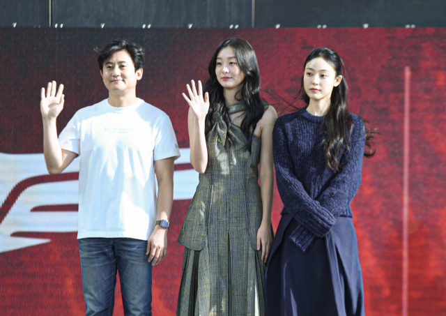 영화 ‘소울메이트’로 BIFF 야외무대인사에 참석한 김다미, 전소니 배우. 황예찬 인턴기자