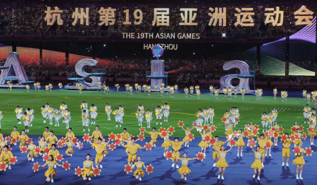 8일 오후 중국 항저우 올림픽 스포츠센터 스타디움에서 2022 항저우 아시안게임 폐회식이 진행되고 있다. 연합뉴스