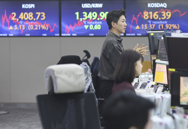 금융감독원이 최근 자산운용업계 등 자본시장에서 불법행위가 잇따르자 검사체계를 대폭 강화하는 내용의 개편을 실시했다. 지난 6일 오후 서울 중구 하나은행 딜링룸에서 딜러들이 업무를 보고 있다. 연합뉴스