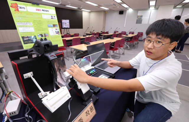 지난 5일 오전 세종시 정부세종청사 과학기술정보통신부에서 열린 제44회 전국학생과학발명품경진대회에서 국지성 학생이 ‘급발진 확인 장치’를 설명하고 있다. 연합뉴스