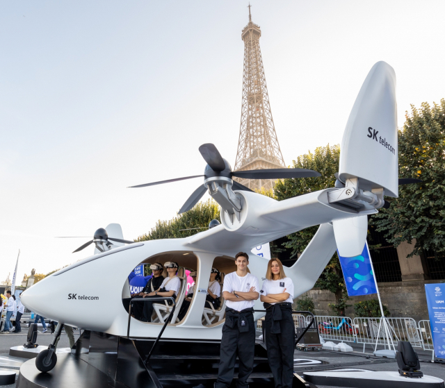 SK텔레콤이 프랑스 파리 에펠탑 앞 센강 선착장과 선상에 마련한 ‘플라이 투 부산(Fly to Busan)’ 행사장 모습.
