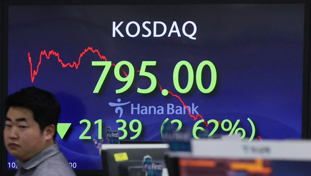 10일 오후 서울 중구 하나은행 딜링룸 전광판에 코스닥지수가 표시돼있다. 이날 코스피 종가는 전장보다 6.15포인트 내린 2,402.58로, 코스닥지수는 전장보다 21.39포인트(2.62%) 떨어진 795.00으로 마감했다. 연합뉴스