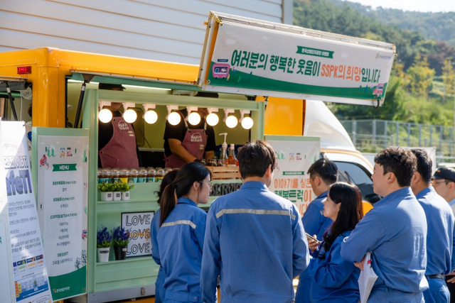한국산업단지공단은 이달 31일까지 산업단지 현장의 주인공인 기업인과 근로자들에게 감사와 응원의 마음을 전하는 커피트럭을 선물하는 ‘산업단지 행복트럭 시즌2’를 진행한다. 10일 여수국가산업단지 스미토모세이카폴리머스코리아㈜에서 행복트럭 행사가 진행되고 있다. 산업단지공단 제공