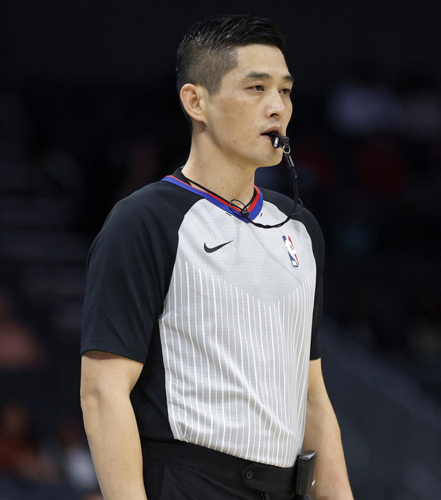 한국인 최초로 미국프로농구(NBA) 풀타임 레프리로 승격된 황인태 심판. NBA 홈페이지 캡처