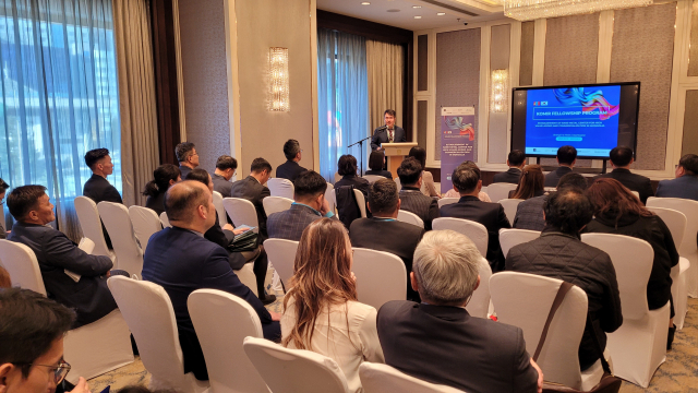 지난 11일 울란바토르에서 열린 연수에 참석한 몽골 광업중공업부, 광물석유청 관계 공무원들이 희소금속센터 조성 사업 관련 설명을 듣고 있다. 광해광업공단 제공