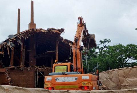 짝퉁 논란을 빚었던 거제 거북선이 철거되고 있다. 부산일보DB