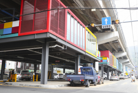 수영고가도로 밑에 조성한 컨테이너 복합 생활문화시설 '비콘 그라운드'. 부산일보DB