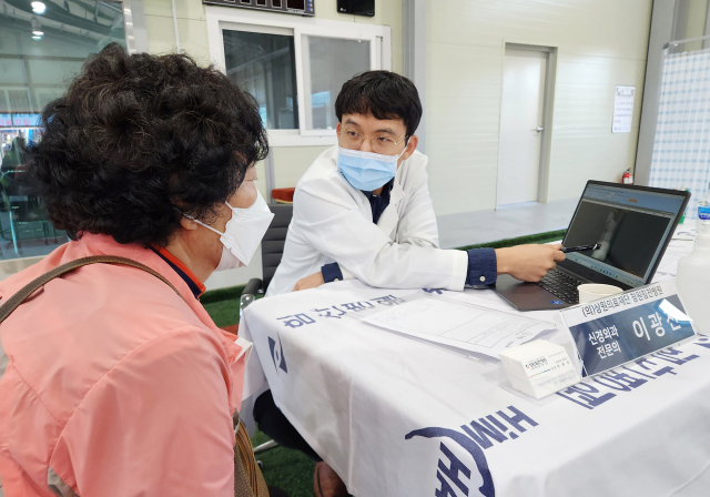 12일 경남 함양군 수동면에서 이뤄진 의료지원 활동. 창원힘찬병원 제공