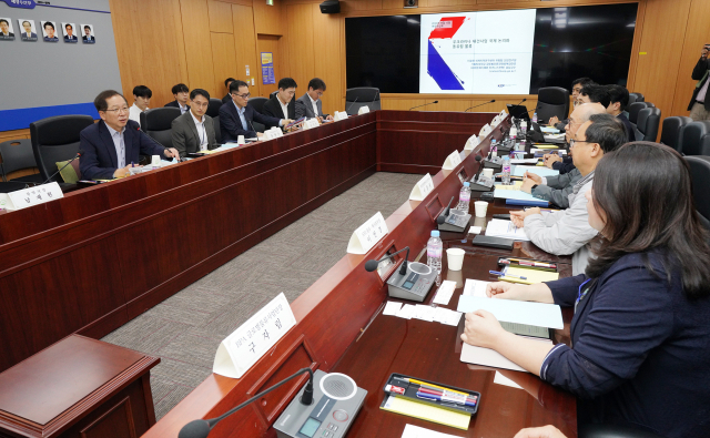 조승환 해양수산부 장관(맨 왼쪽)이 13일 오후 세종시 정부세종청사에서 열린 우크라이나 재건사업 국제 논의와 동유럽 물류 공급망 재편 대응 정책토론회에서 인사말하고 있다. 해수부 제공