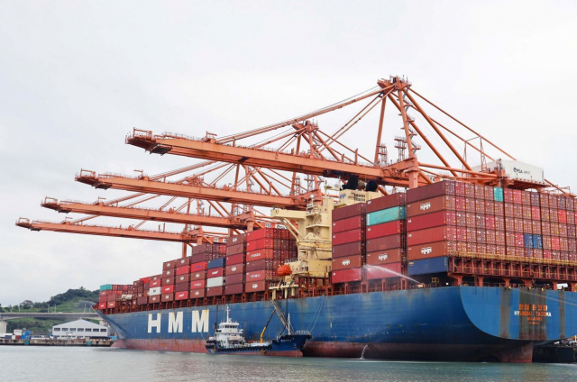 국제노선에 처음으로 ‘바이오선박유(Bio Marine Fuel)’를 급유해 지난 9월 15일 부산항을 출발해 시범운항에 들어간 HMM 소속 ‘현대타코마호’. 산업부 제공