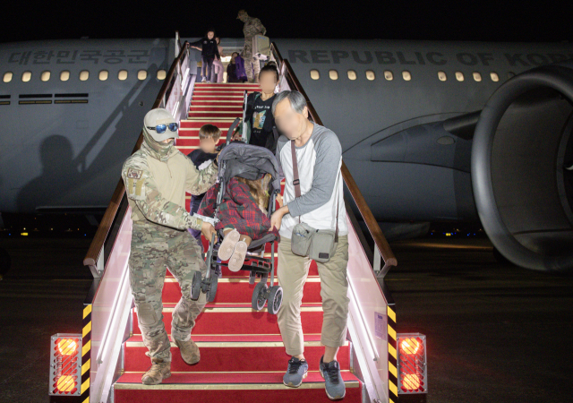 팔레스타인 무장 정파 하마스의 기습 공격을 받은 이스라엘에 고립됐던 우리 국민을 비롯한 현지 체류자들이 14일 밤 경기도 성남 서울공항에 도착해 우리 공군의 KC-330 '시그너스' 다목적 공중급유 수송기에서 내리고 있다. 이날 군 수송기를 통해 한국에 도착한 인원은 한국인이 장기 체류자 81명과 단기 여행객 82명, 일본인과 일부 일본인의 타 국적 배우자 등 51명, 싱가포르인 6명이다. 연합뉴스