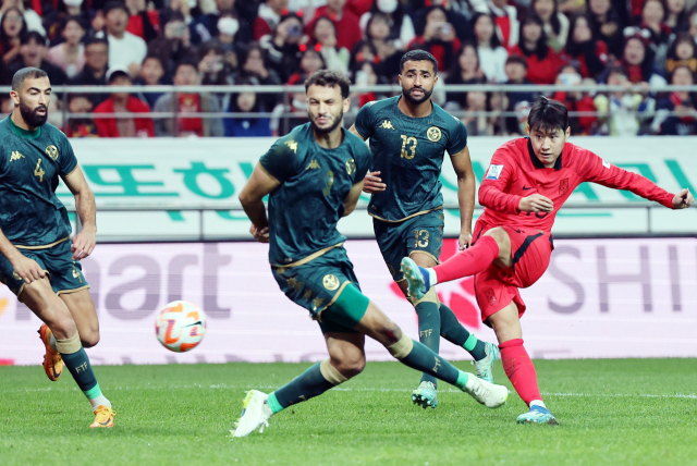 한국 축구 대표팀 이강인(오른쪽)이 지난 13일 서울 마포구 서울월드컵경기장에서 열린 튀니지와의 평가전 후반 프리킥 상황에서 A매치 첫 골을 넣고 있다. 연합뉴스