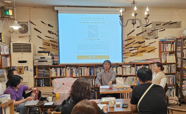 지난 11일 부산 중구 백년어서원에서 열린 강선학 평론가의 신간 <그 바깥에서의 다툼> 북토크 모습. 오금아 기자