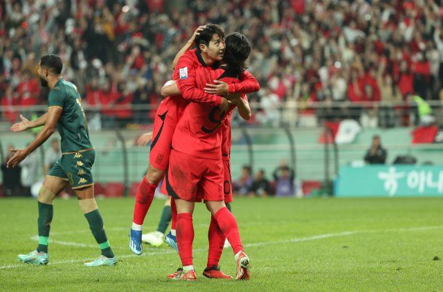 한국 축구 대표팀 이강인(왼쪽 두 번째)이 지난 13일 서울 마포구 서울월드컵경기장에서 열린 튀니지와의 A매치에서 골을 넣은 뒤 조규성과 함께 기뻐하고 있다. 연합뉴스