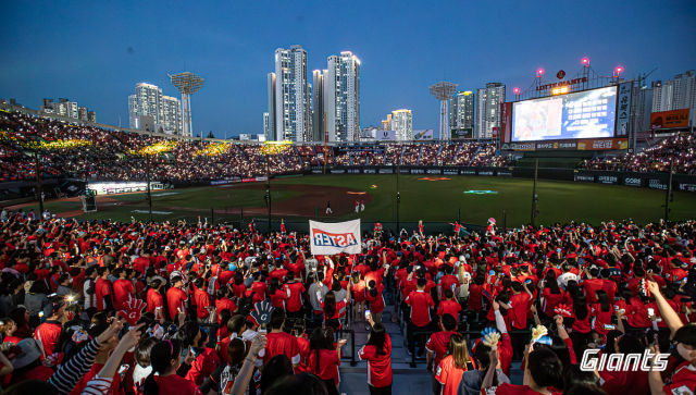 한국프로야구(KBO) 리그가 2018년 이후 5년 만에 올 시즌 총관중 800만 명 시대를 열었다. 롯데 자이언츠는 관중 동원 순위에서 10개 구단 중 4위를 차지했다. 지난 5월 20일 부산 사직구장에서 열린 사직팬나잇 행사 당시 모습. 롯데 자이언츠 제공