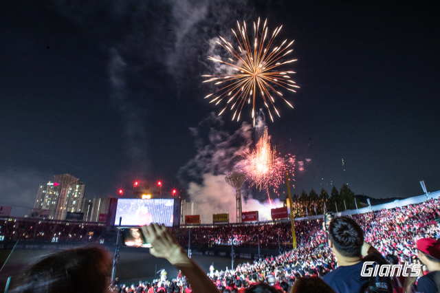 한국프로야구(KBO) 리그가 2018년 이후 5년 만에 올 시즌 총관중 800만 명 시대를 열었다. 롯데 자이언츠는 관중 동원 순위에서 10개 구단 중 4위를 차지했다. 지난 5월 20일 부산 사직구장에서 열린 사직팬나잇 행사 당시 모습. 롯데 자이언츠 제공