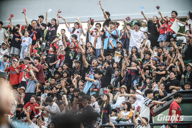 한국프로야구(KBO) 리그가 2018년 이후 5년 만에 올 시즌 총관중 800만 명 시대를 열었다. 롯데 자이언츠는 관중 동원 순위에서 10개 구단 중 4위를 차지했다. 지난 8월 13일 사직구장에서 열린 KIA 타이거즈와의 홈경기 당시 모습. 롯데 자이언츠 제공