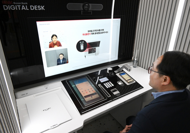 BNK부산은행은 16일 도시철도 이용고객과 시민에 편리한 금융서비스를 제공하기 위해 부산 지하철 2호선 센텀시티역에 미래형 점포 ‘디지털플레이스’를 개설했다고 밝혔다. 부산은행 제공