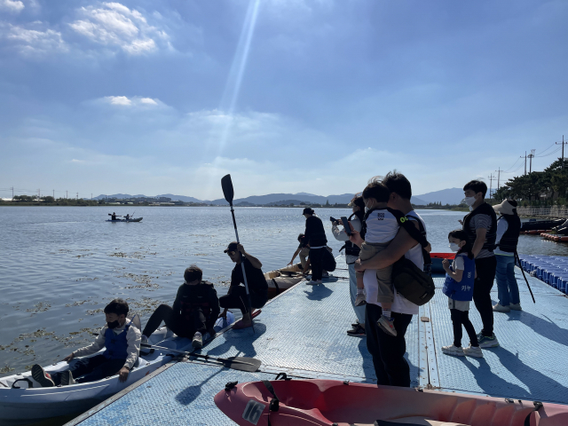 지난해 ‘김해시민 활력충전소 불암’ 축제에서 방문객들이 카누 체험을 하고 있다. 김해시 제공
