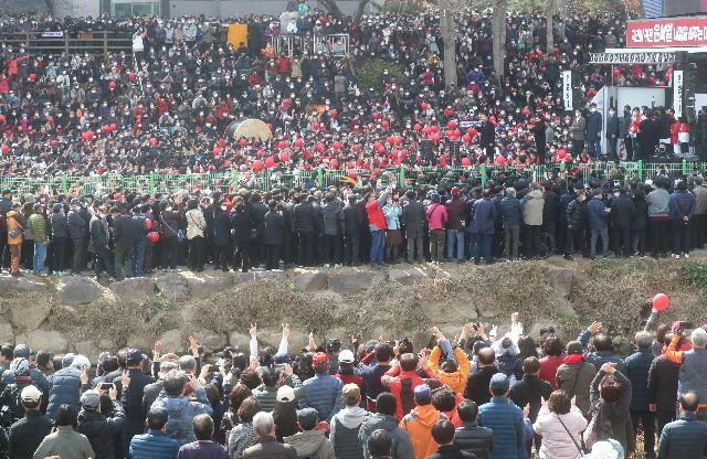 사진은 지난 2022년 3월 당시 국민의힘 윤석열 대선후보가 부산 연제구 온천천 앞 유세 현장에서 지지를 호소하고 있는 모습. 부산일보DB