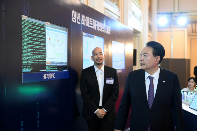 윤석열 대통령이 지난 12일 청와대 영빈관에서 열린 청년 화이트해커와의 대화에 앞서 스마트시티를 모사한 모의환경에 대한 해킹 방어 시연을 참관하고 있다. 대통령실 제공