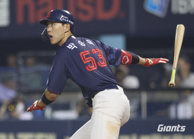 롯데 자이언츠 내야수 박승욱은 16일 대전 한화생명 이글스파크에서 열린 한화 이글스와의 올 시즌 마지막 경기에서 8회 2타점 적시타를 기록하며 팀 승리에 쐐기점을 뽑아냈다. 롯데 자이언츠 제공