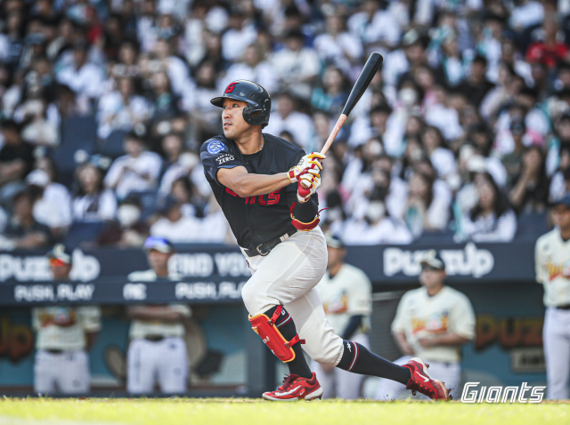 롯데 자이언츠 외야수 전준우는 16일 대전 한화생명 이글스파크에서 열린 한화 이글스와의 올 시즌 마지막 경기에서 멀티 히트를 기록하며 좋은 활약을 펼쳤다. 롯데 자이언츠 제공