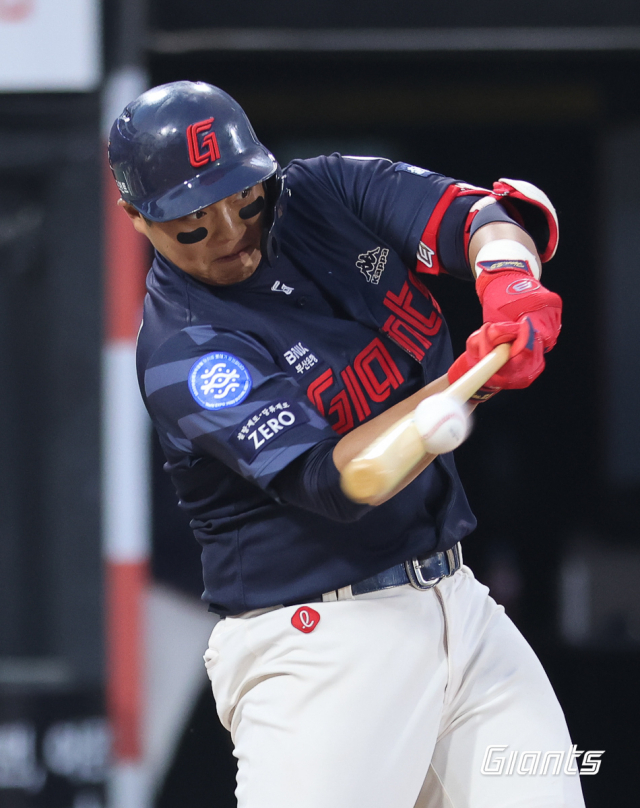 롯데 자이언츠 내야수 한동희는 16일 대전 한화생명 이글스파크에서 열린 한화 이글스와의 올 시즌 마지막 경기에서 멀티 히트를 기록하며 좋은 활약을 펼쳤다. 롯데 자이언츠 제공