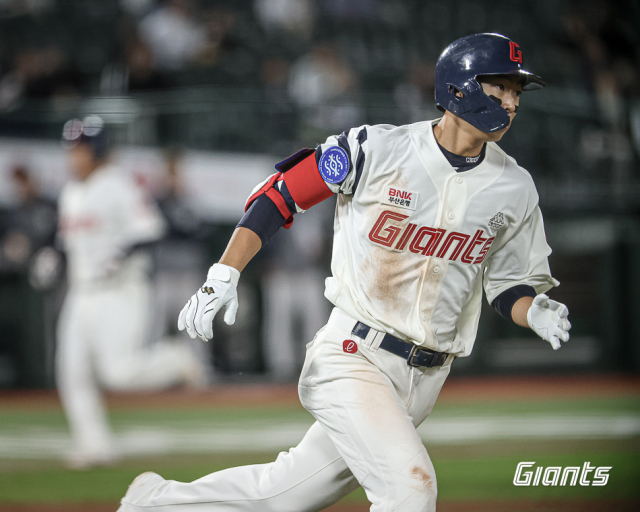 롯데 자이언츠 외야수 김민석은 16일 대전 한화생명 이글스파크에서 열린 한화와의 시즌 마지막 경기에서 6회 초 1루 주루 과정에서 달려가다 고통을 호소하며 그라운드에 쓰러졌다. 김민석은 병원 검진 결과 단순 타박으로 확인됐다. 롯데 자이언츠 제공