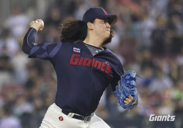 롯데 자이언츠 투수 김원중은 16일 대전 한화생명 이글스파크에서 열린 한화 이글스와의 올 시즌 마지막 경기에서 9회 마지막 이닝을 처리했다. 롯데 자이언츠 제공