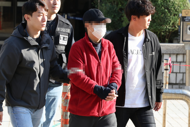 2023년 10월 16일 한동훈 법무부 장관의 집 앞에 흉기를 두고 간 혐의를 받는 40대 남성이 서울 서초동 서울중앙지법에서 구속 전 피의자 심문(영장심사)를 받은 뒤 나오고 있다. 연합뉴스