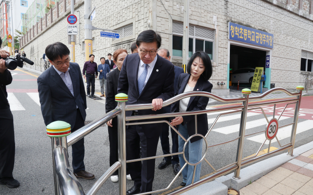 19일 오전 박형준 부산시장과 관계자들이 부산 영도구 청학초등학교를 방문해 어린이보호구역 통학로 안전 현장점검을 실시하고 있다. 부산시는 지난 4월 청동초등학교 어린이 사망사고를 계기로 어린이통학로 종합 안전대책을 본격 추진하고 있다. 정대현 기자 jhyun@