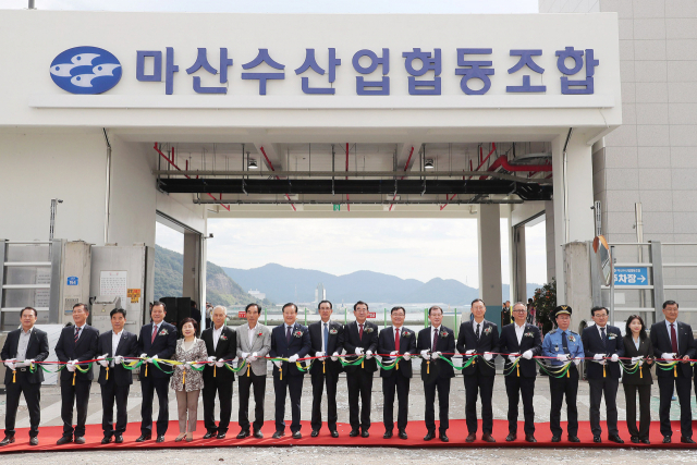 창원시와 마산수협 관계자들이 19일 마산합포구 오동동에서 열린 수산물 위판장 준공식에 참석해 테이프를 컷팅하는 모습. 창원시 제공