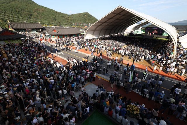 추석 당시 엑스포 힐링음악회 모습. 구름 인파가 몰렸다. 산청군 제공