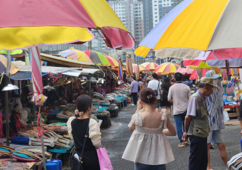 해양수산부는 ‘수산물 전용 제로페이 모바일 상품권’의 사용처를 확대한다고 20일 밝혔다. 부산 중구 자갈치 시장 수산물 점포 사이로 관광객이 지나가고 있다. 부산일보DB