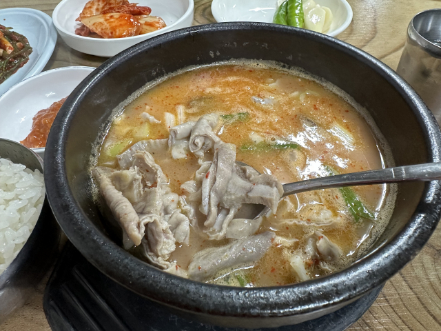 전남 구례공영버스터미널 인근 '전통순대백화점'. 대표메뉴인 순대국밥엔 순대뿐만 아니라 내장이 푸짐하게 들었다.