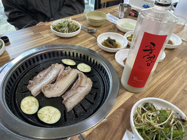 경남 함양군 지리산옛술도가 꽃잠막걸리는 지리산흑돼지와 잘 어울린다.