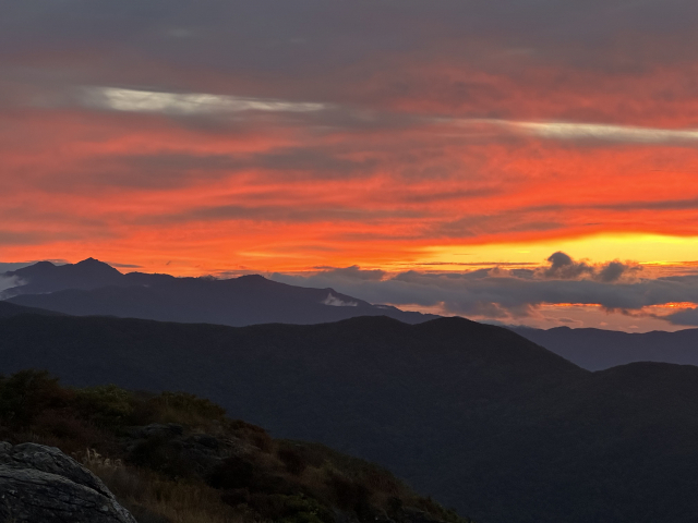 일출 시간, 구름에 가린 해가 온 하늘을 발갛게 물들였다. 왼쪽에서 두 번째 가장 높은 봉우리가 지리산 최고봉인 천왕봉(1915m)이다.