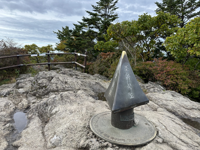 삼도봉의 경상남도·전라남도·전라북도 경계에 세워진 표석.