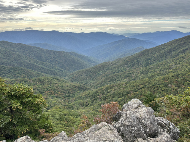 삼도봉에서 바라본 지리산 남쪽 풍광. 겹겹이 포개진 산이 신비로움을 자아낸다.
