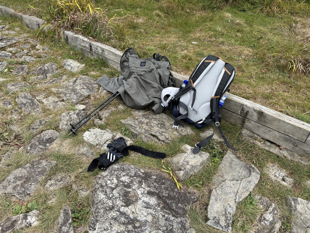 헬기장이 있는 토끼봉. 내팽개치듯 짐을 내려놓았다.